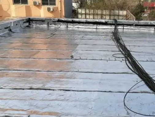 呼兰卫生间漏水维修公司分享下呼兰屋面楼顶防水刚性防水层施工要点。